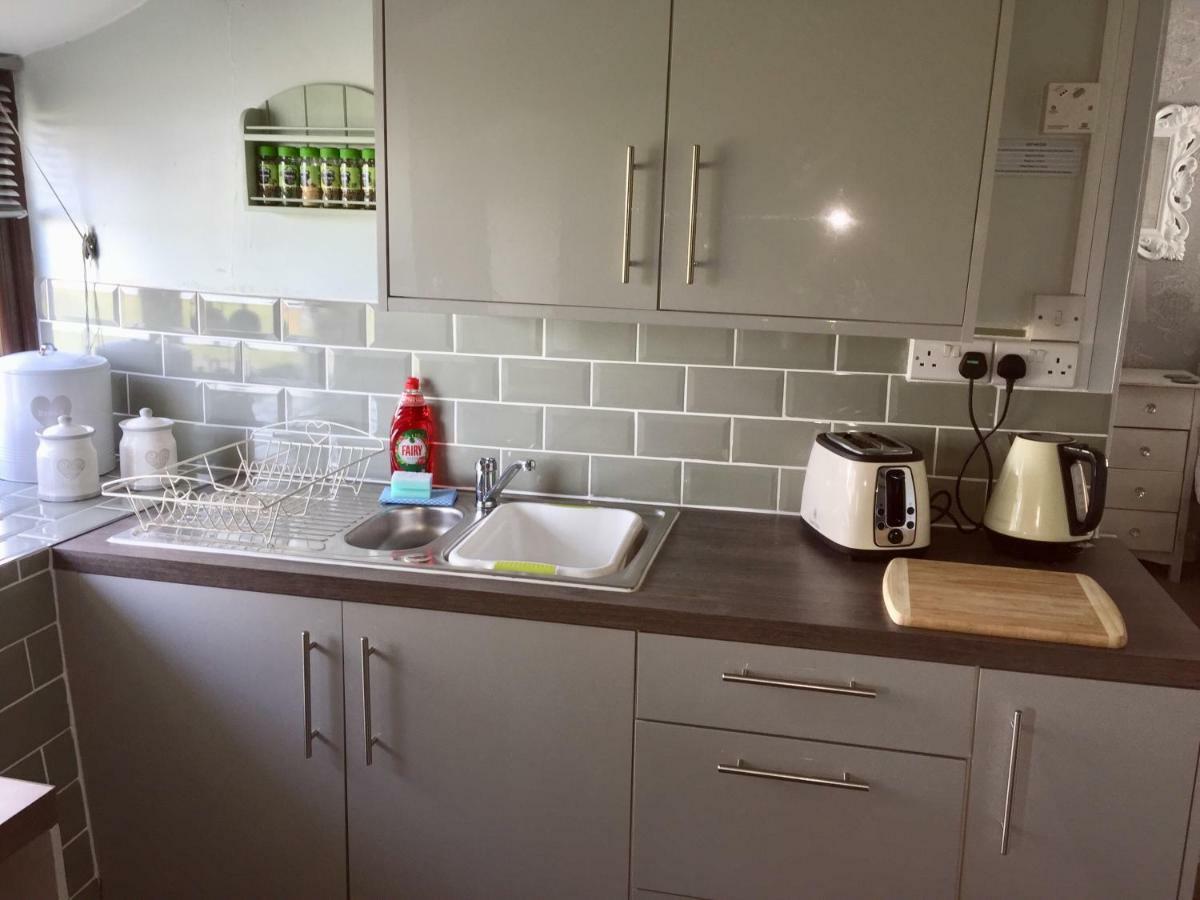 Byre Cottages & Log Cabin Cardigan Bagian luar foto